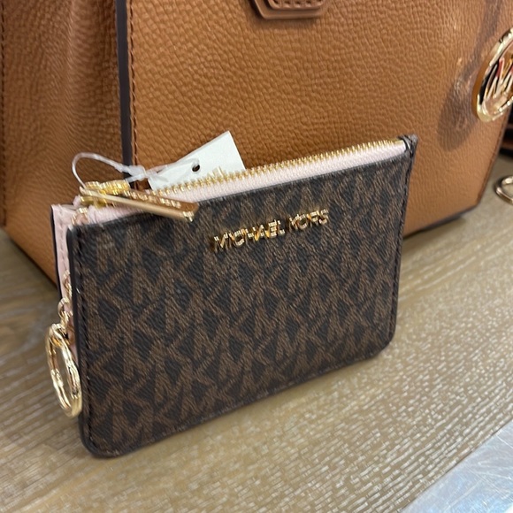 MICHAEL KORS SMALL TOP ZIP COINPOUCH With ID
Powder Blush - Picture 14 of 16